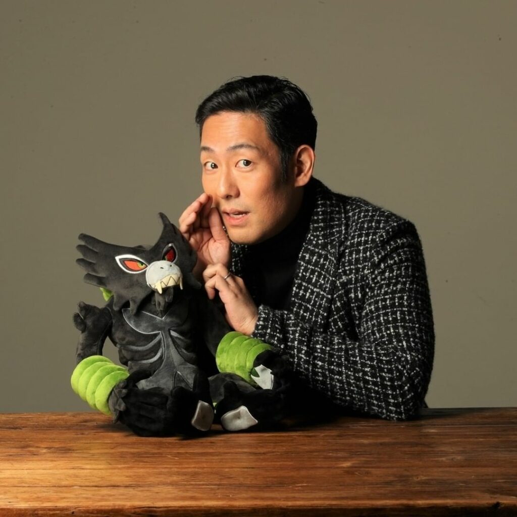 歌舞伎俳優の中村勘九郎さんが2月号「談話室くらっしぃ」に登場
自身が声優を務めた「劇場版ポケットモンスター ココ」のポケモン、ザルードとチャーミングなポーズをと