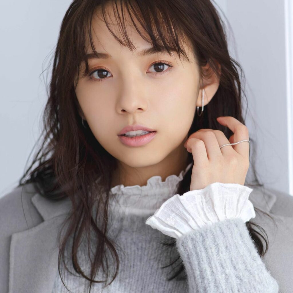 乃木坂46・新内眞衣さんの新連載が、Oggi.jpにてスタートしています
.
Oggi2月号で特集した「派手めハイテクスニーカー」に、新内さんがトライ さらに、