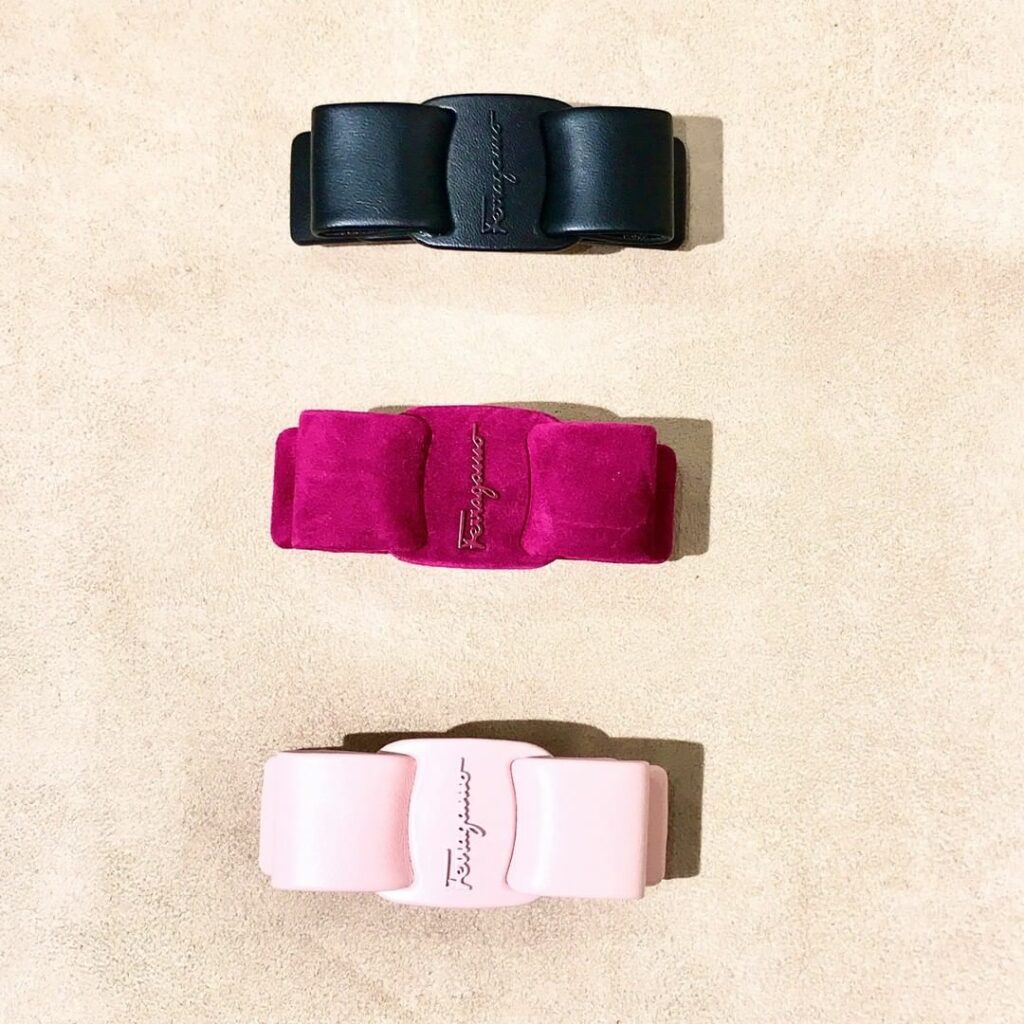 いつもの一本縛りも、素敵なバレッタを飾るだけで心のときめきはスパークします。フェラガモのボウが髪飾りになりました。税込¥31,900。（編集N）

#SPUR