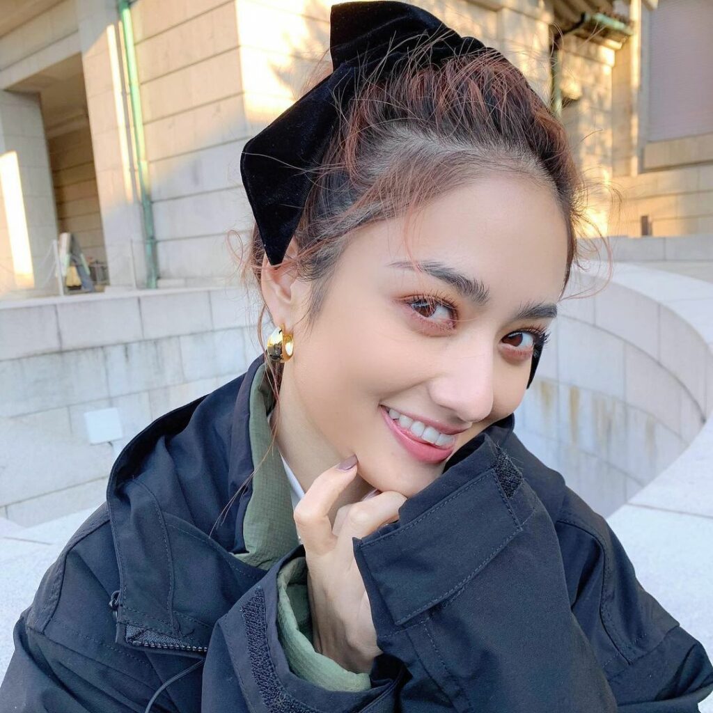 ViVi2月号の
「やっぱり、黒が好き。」企画から、
まりあのオフショットをお届け
寒い冬には、ちょいスポーティーなアイテムを使うと
暖かくも新鮮でスタ