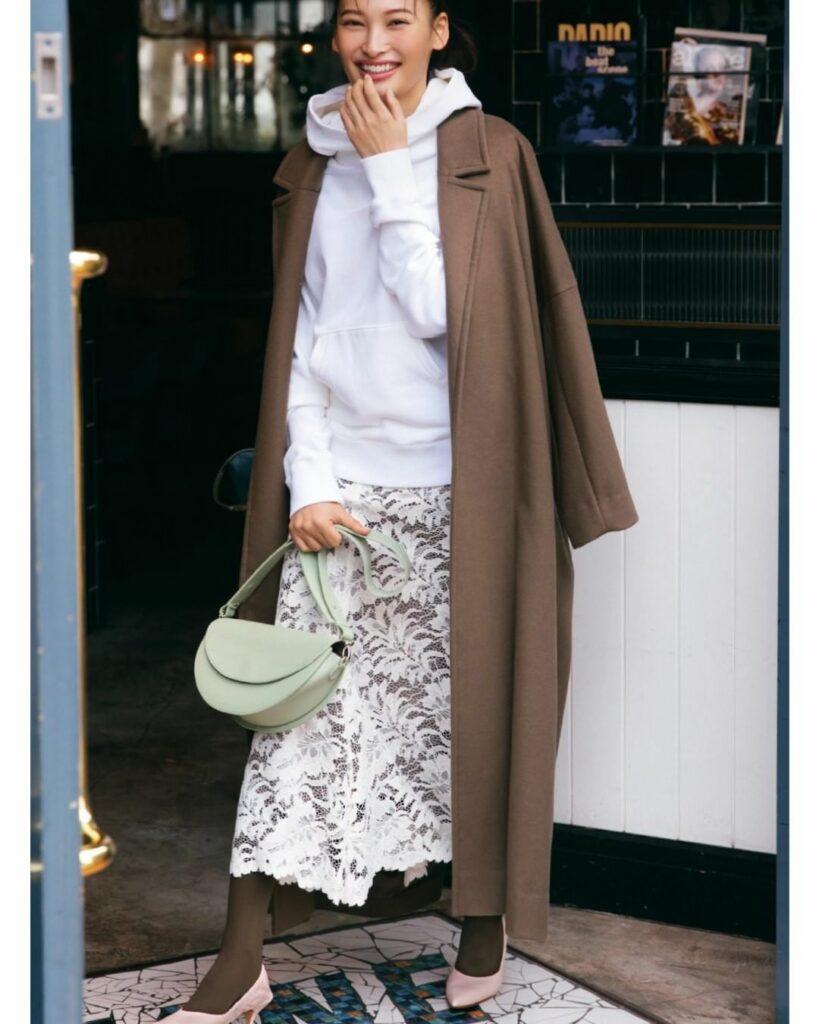 1月10日（日）
今期も人気の上下ホワイトスタイルは、カジュアルなパーカ×レディなレーススカートのバランスでこなれ見えさせるのが◎。旬ブラウンのコートをはおれば