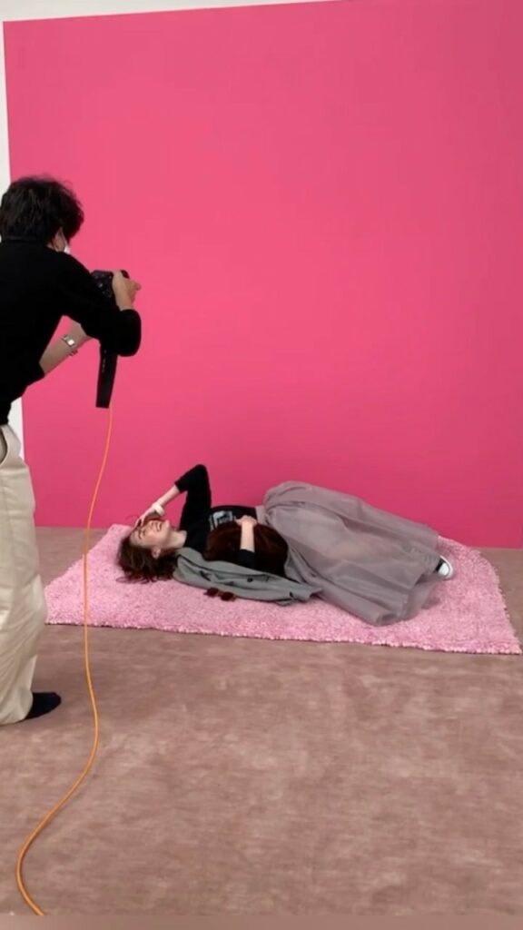 撮影裏話

オーちゃんと特集Part1の撮影にて。
この日のセットは、ピンクの壁×ピンクのカーペット

もうそれだけで気分が上がるから不思議

@audrey_