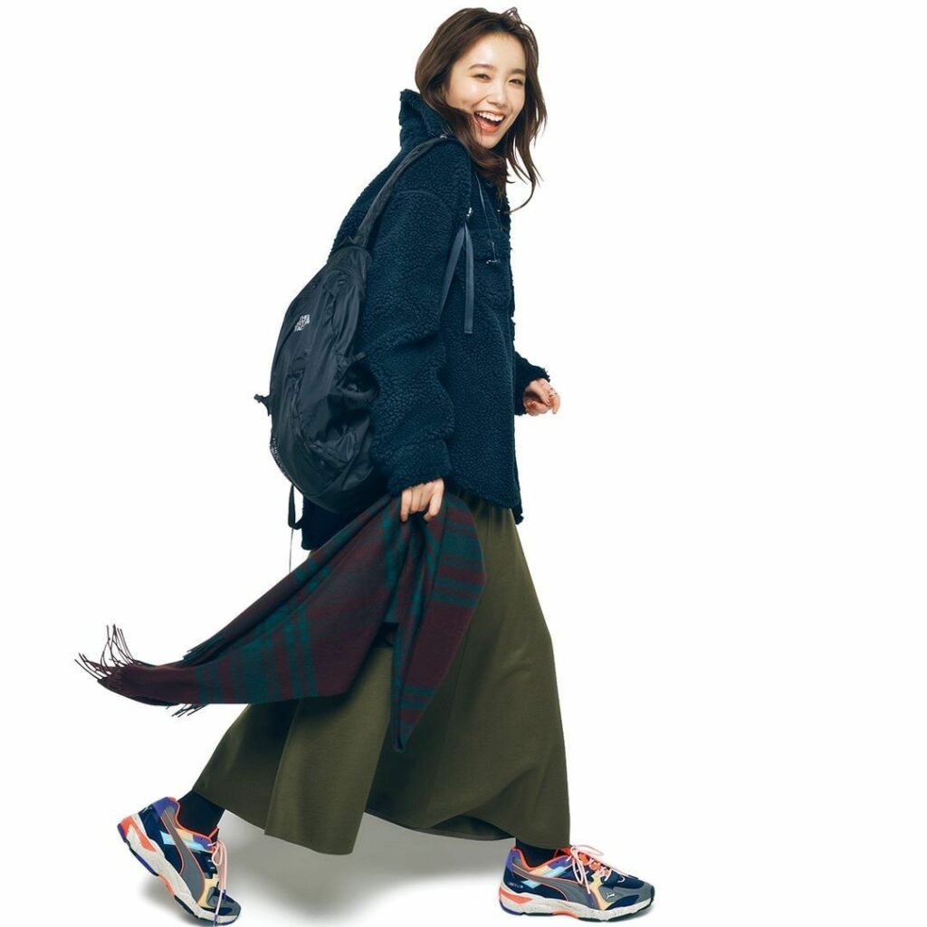 1／17【今日のコーデ】
＼アスレジャースタイル／
【効きのいい足元で、全体があか抜ける！】
地味配色になりがちなアウトドアには、派手なくらいのハイ