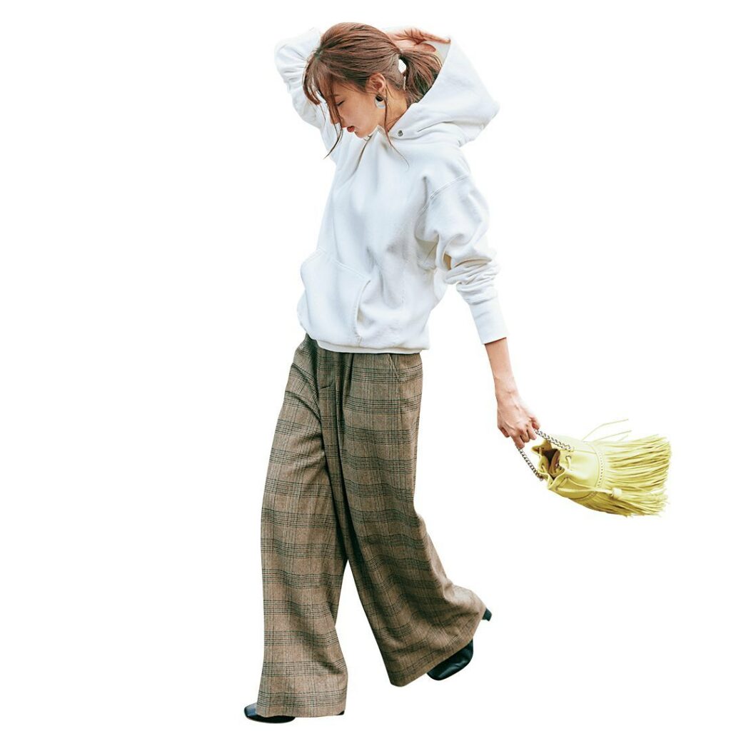 1月15日(金)、⠀
ゆったり感のある「白フーディ」は、⠀
チェック柄のワイドパンツと合わせて、⠀
変化をつけた着こなしに。⠀
⠀
渋みのあるカラーの 1月15日(金)、⠀
ゆったり感のある「白フーディ」は、⠀
チェック柄のワイドパンツと合わせて、⠀
変化をつけた着こなしに。⠀
⠀
渋みのあるカラーの