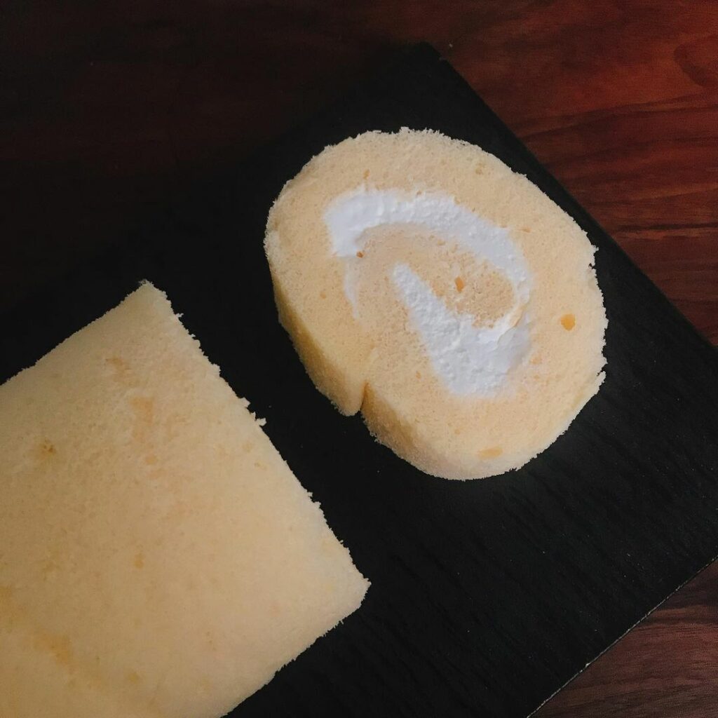 このフワンフワンのロールケーキ…たまらない﻿
﻿
﻿
驚くほど生地は軽やかで、柔らかく、﻿
卵の風味と生クリームが濃厚。﻿
﻿
究極のロールケーキと言える、シェ