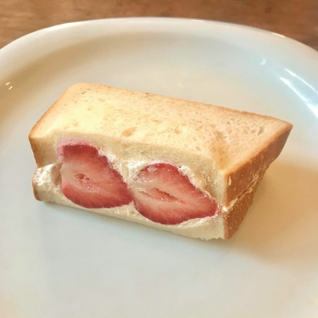 あまおうが堂々と君臨。甘酸っぱさが口の中で弾けます。ホイップクリームはしっとりしたパンによく馴染み、後味も軽やか。Truffle Bakeryのフルーツサンドで