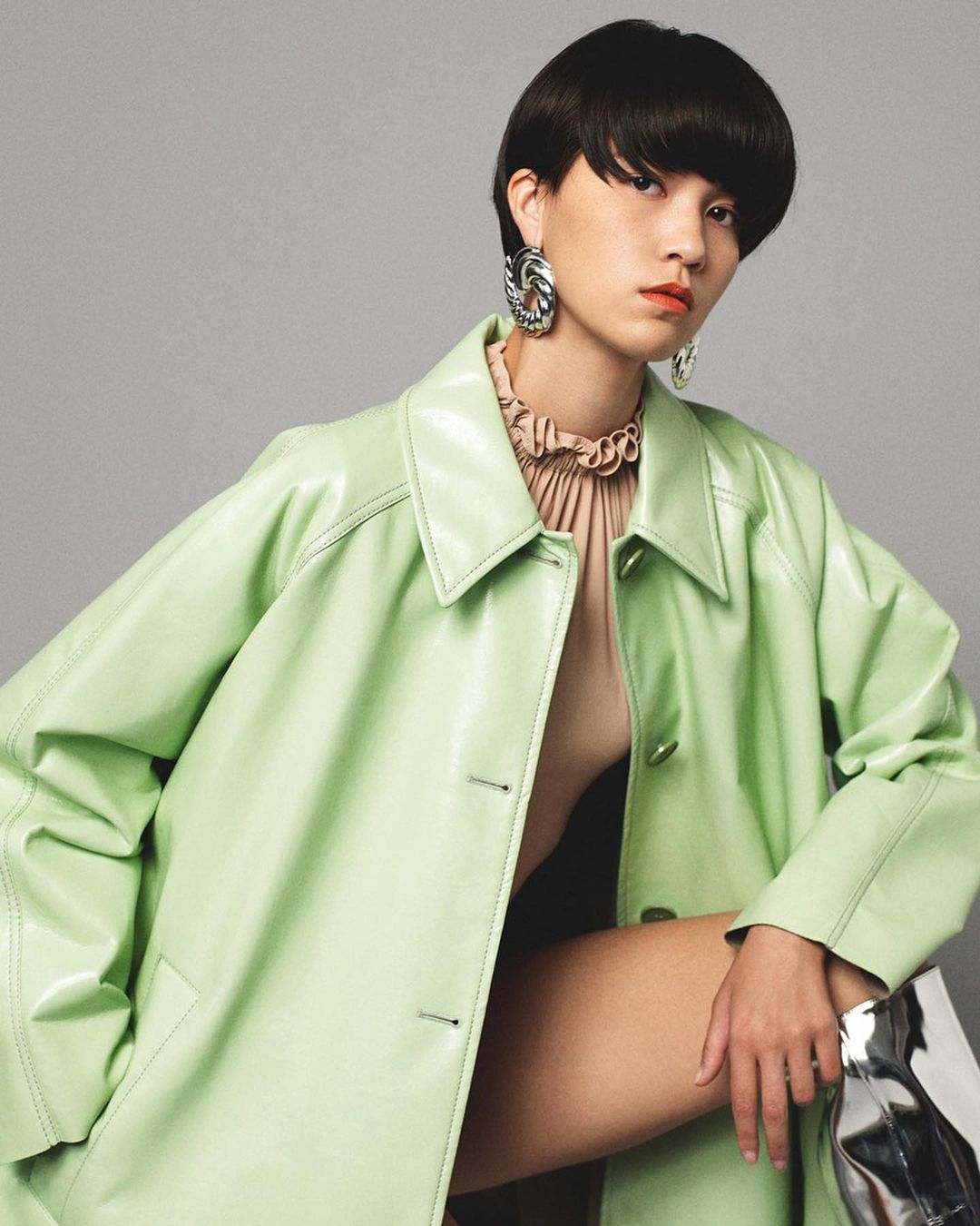 Twiggy 松浦美穂の人生を変えるヘアカット Twiggy 松浦美穂さんの手により完成したのは ボブをベースにしたモッズな雰囲気のマッシュショート 深めに Magmoe Twiggy 松浦美穂の人生を変えるヘアカット Twiggy 松浦美穂さんの手により完成したのは ボブをベースにしたモッズな雰囲気のマッシュショート 深めに Magmoe