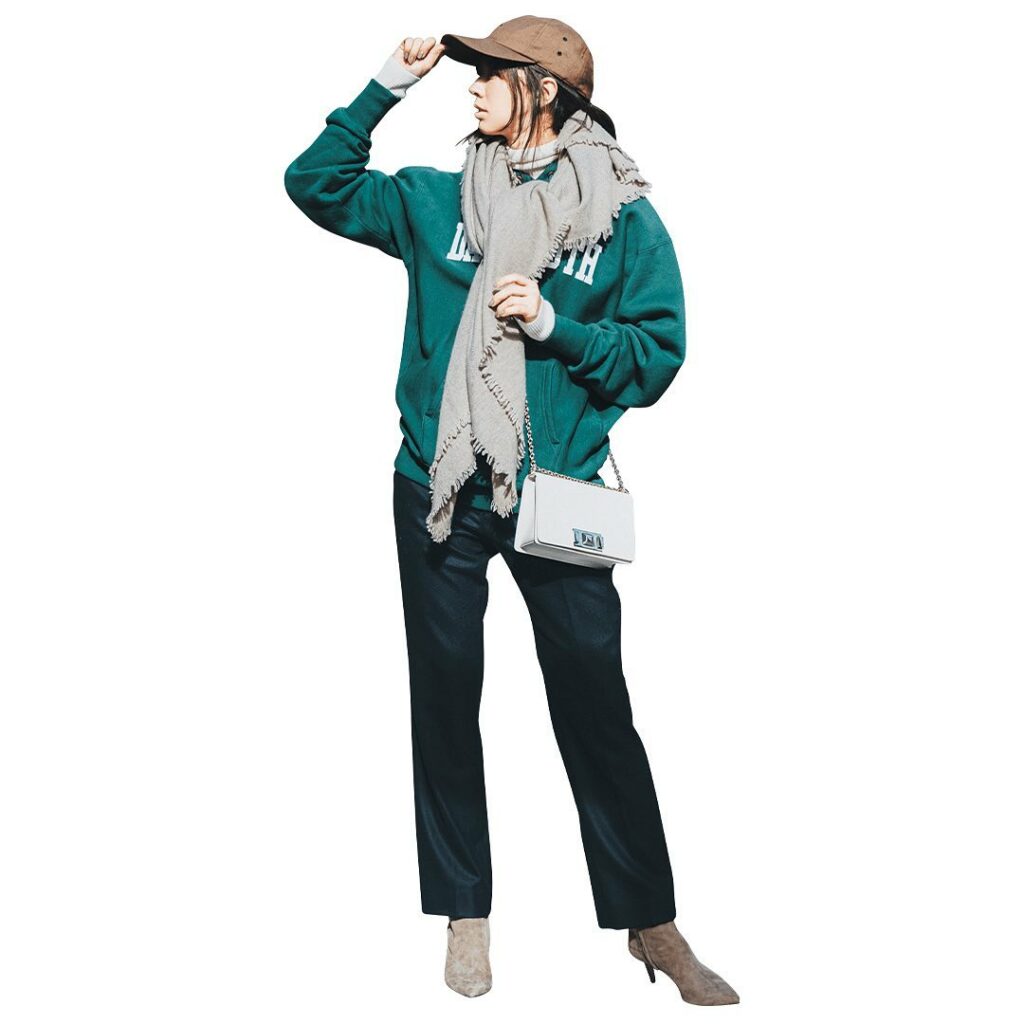 1月17日(日)、⁠⠀
スポーティなロゴ入りフーディやキャップは、⁠⠀
キレイめアイテムと合わせるのが正解。⁠⠀
⁠⠀
緩急ある組み合わせで、⁠⠀
オシャレ上級