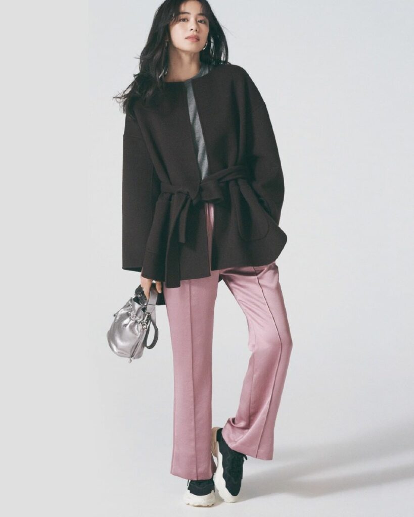 1月18日（月）
リラックス感がありながらもセンタープレスがしっかり効いたツヤ感のある太めパンツは、端正なシルエットで脚がキレイに見えるのがポイント。大人顔のリ