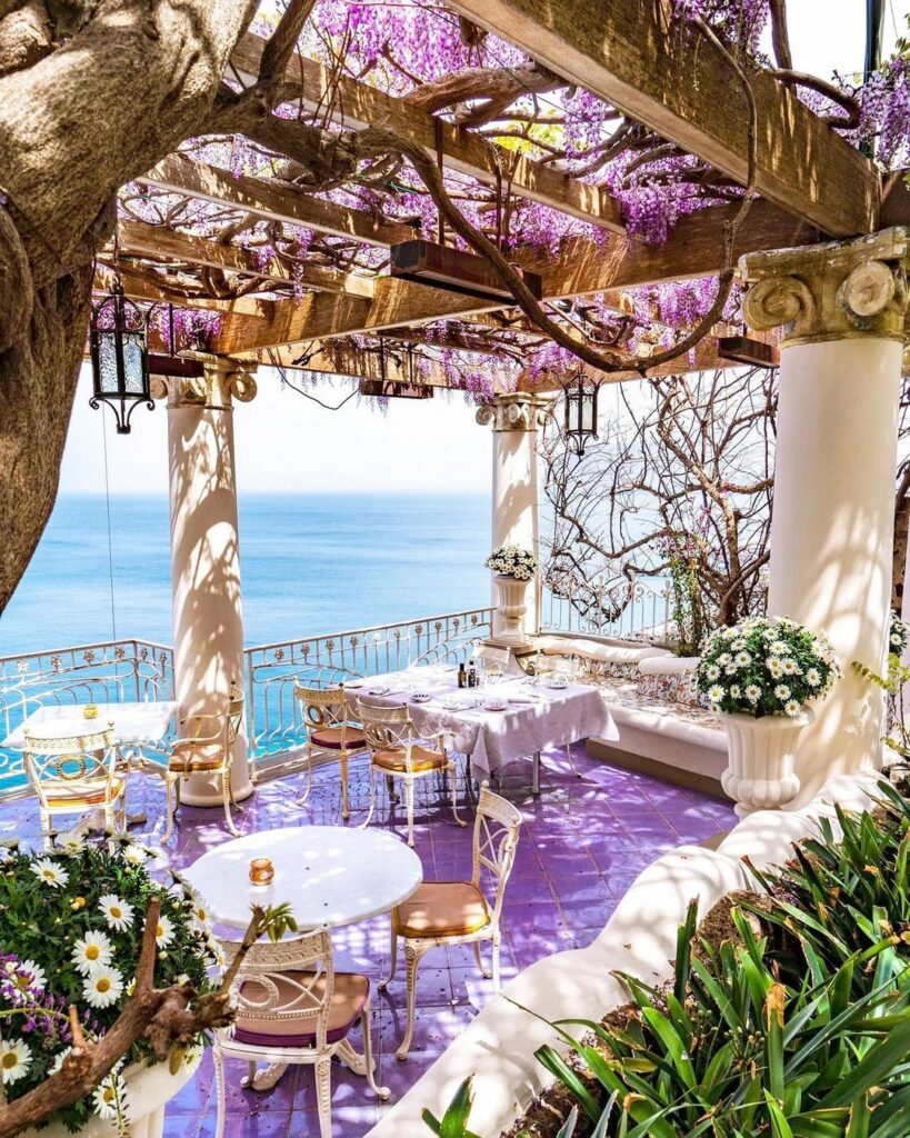 #ELLEtravel キラキラと輝く青い海に藤の花で飾られた天井……ここは南イタリアのリゾート地として知られるソレントにある5つ星ホテル、ベルビュー #ELLEtravel キラキラと輝く青い海に藤の花で飾られた天井……ここは南イタリアのリゾート地として知られるソレントにある5つ星ホテル、ベルビュー