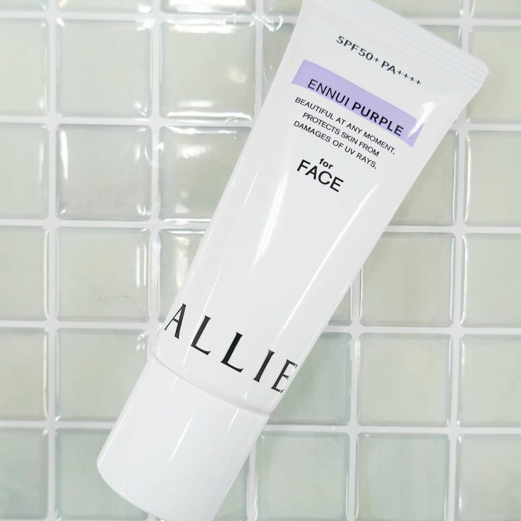 ファンデーションを使わないときもやはり肌は美しく見えていたいですよね。
そんなときに嬉しい、日焼け止め機能とコントロールカラーの効果を兼ね備えた新UVカットジェ