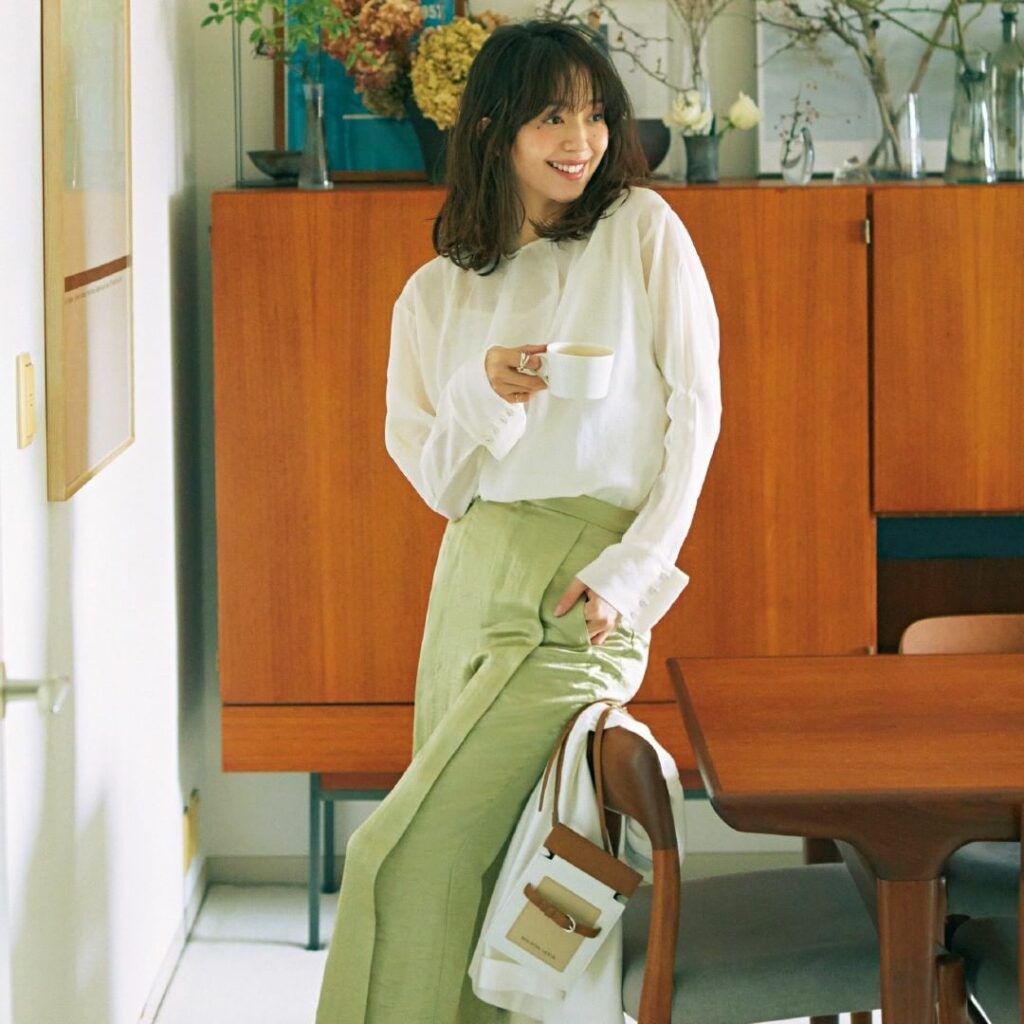 1月20日(水)
パフスリーブや長めのカフスなど、袖にデザインのある甘ブラウスはこの春のトレンド。早めに手に入れるなら、ホワイトやエクリュなど使いやすいカラーを 1月20日(水)
パフスリーブや長めのカフスなど、袖にデザインのある甘ブラウスはこの春のトレンド。早めに手に入れるなら、ホワイトやエクリュなど使いやすいカラーを