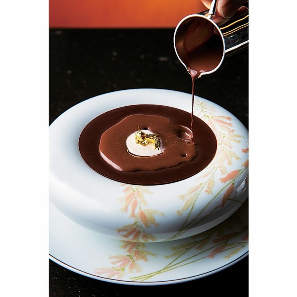 ＼バレンタインまであと27日！／
チョコレートが気になる本日は、お店だからこそ味わえる、特別な美味チョコレートをご紹介。

フレンチの巨匠アラン・デュカスさんが