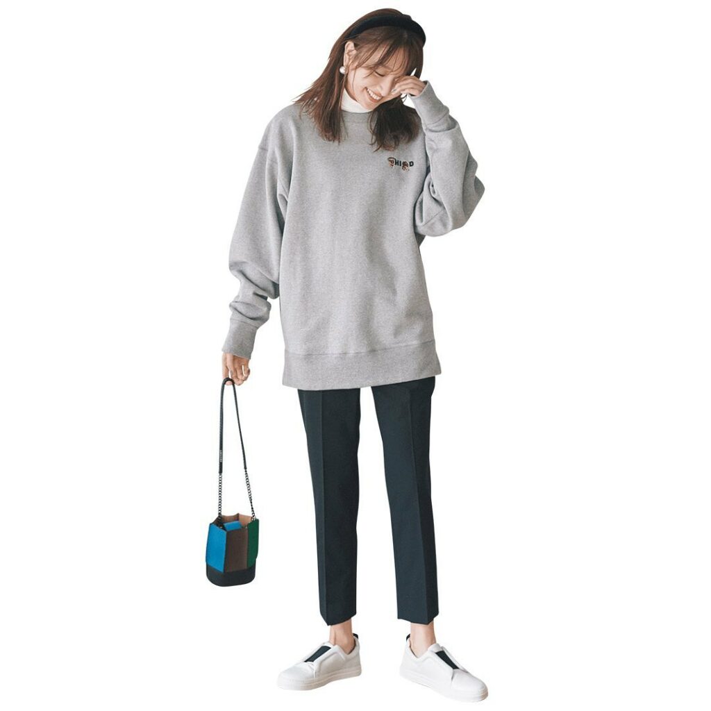 1月21日(木)、⁠⠀
ラフな印象のグレースウェットは、⁠⠀
センタープレスの入った黒パンツで⁠⠀
キレイめにシフト。⁠⠀
⁠⠀
細身シルエットなら、⁠⠀
ゆる