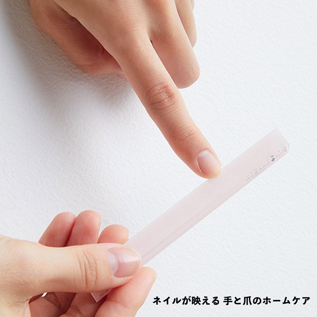 ネイルが映える 手と爪のホームケア 乾燥する今の季節 美しい手元をキープするテクニックや頼れるプロダクトも知っておきたいもの ネイルカラーの落とし方からハン Magmoe ネイルが映える 手と爪のホームケア 乾燥する今の季節 美しい手元をキープするテクニックや頼れるプロダクトも知っておきたいもの ネイルカラーの落とし方からハン Magmoe
