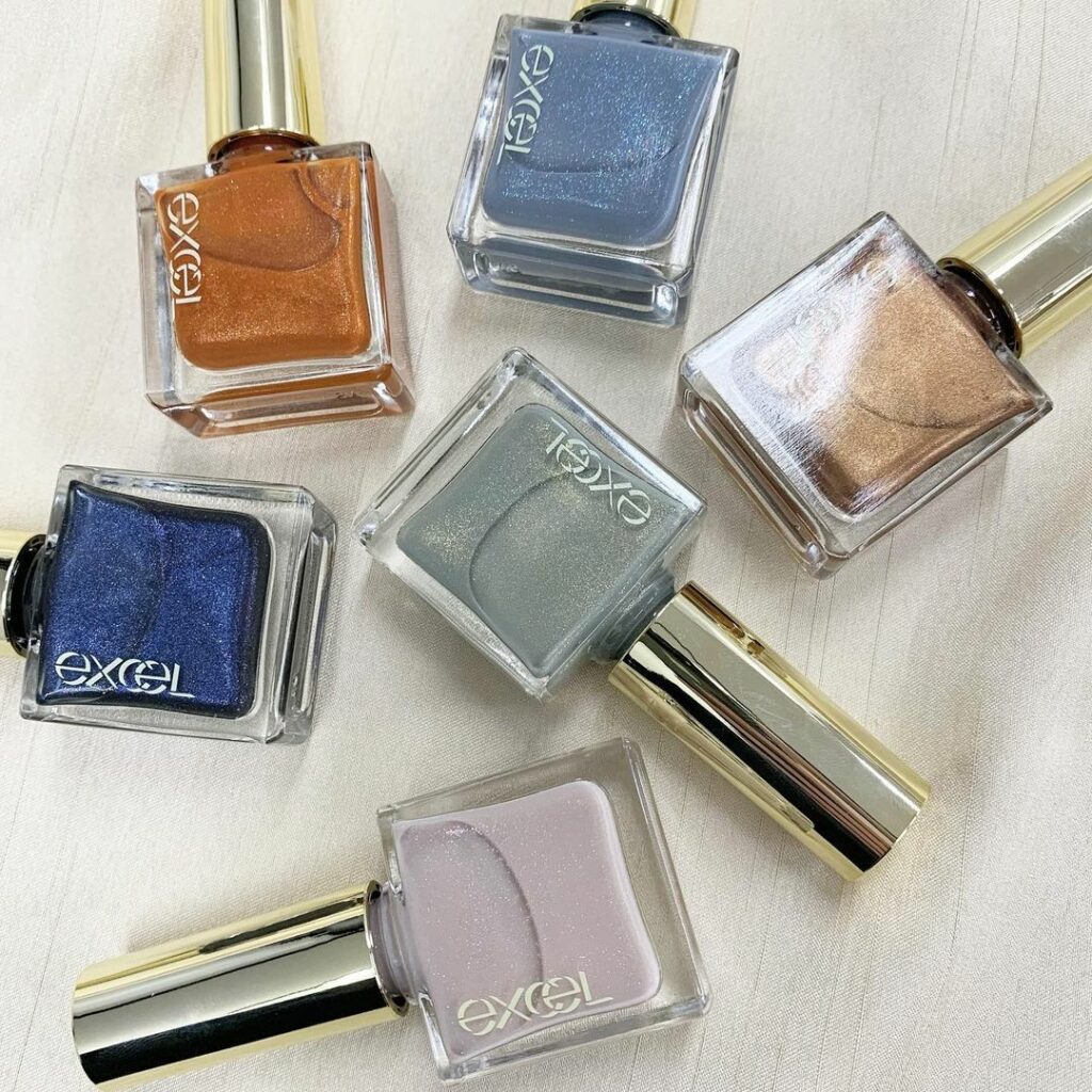 エクセルから限定ネイルが登場テーマは「異国情緒」エッジの効いたモードな全６色。﻿
﻿
配合されているパールが色によって全部違うので、その色にあった繊細な透明感の