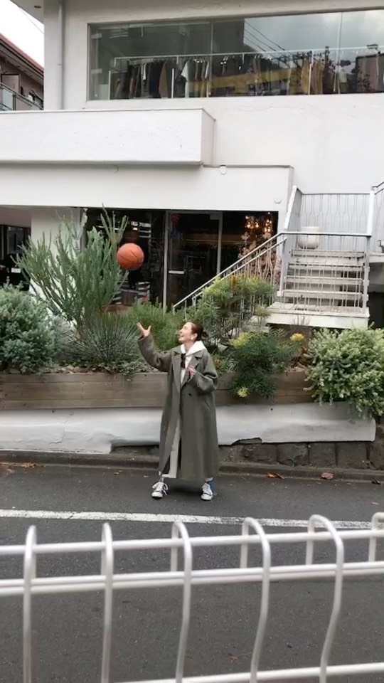 今月のオーちゃん連載は、
大人のベーシックカジュアルがお得意の『YLEVE』をご紹介

小道具のバスケットボールの空気が
微妙に抜けていて…思うように弾まない