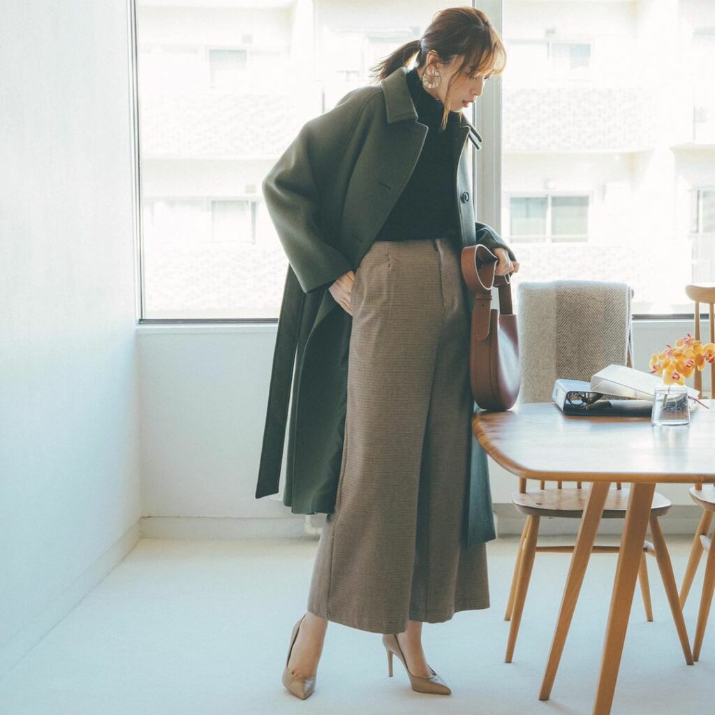 お仕事服は、かっちりめのマニッシュなスタイルが好きだけど、おしゃれに着るのって難しいですよね

落ち着いた色味のアイテムでも地味に見えない秘訣は、辛口のカーキ&