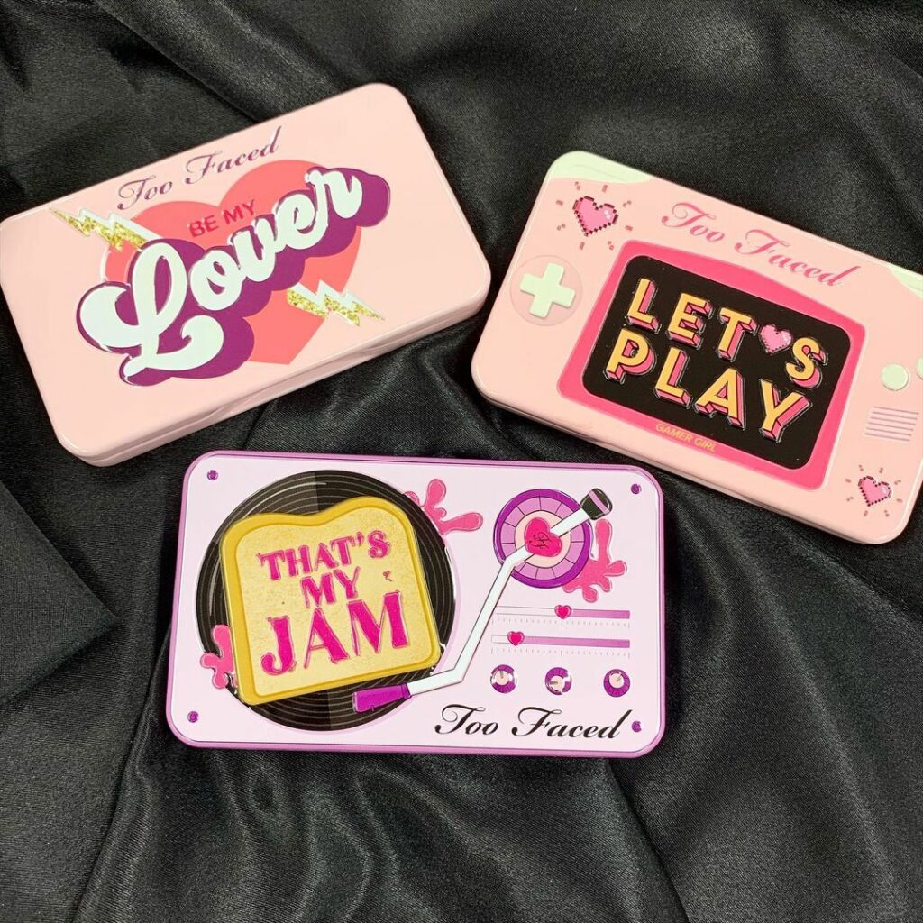 ＼【要チェック＆保存】トゥー フェイスドのミニアイシャドウパレット／
2月1日に発売になるトゥー フェイスドのアイシャドウパレット3種をご紹介

（1枚目左上、