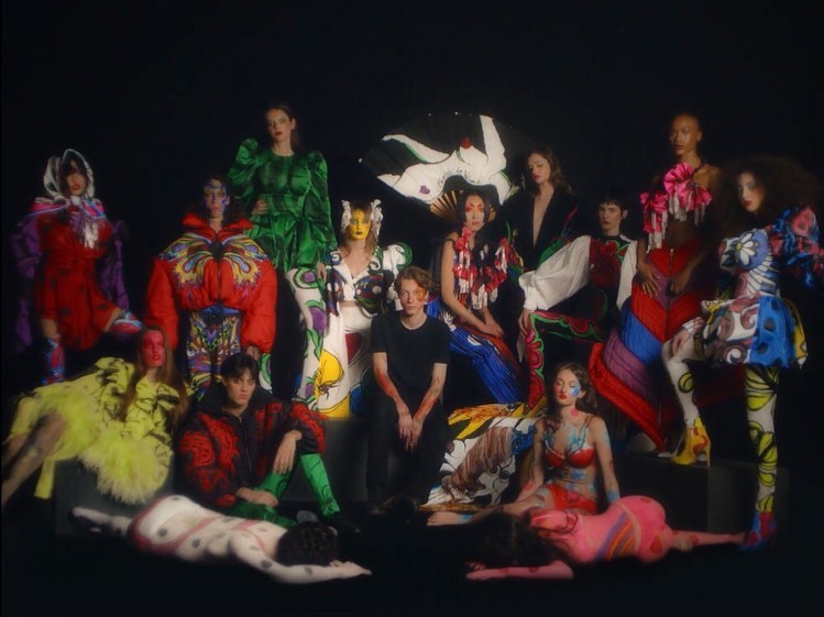 デジタルFW取材:ゲスト枠でクチュールに参加した24歳のシャルル・ドゥ・ヴィルモラン(Charles de Vilmorin)の、彼自身が描く