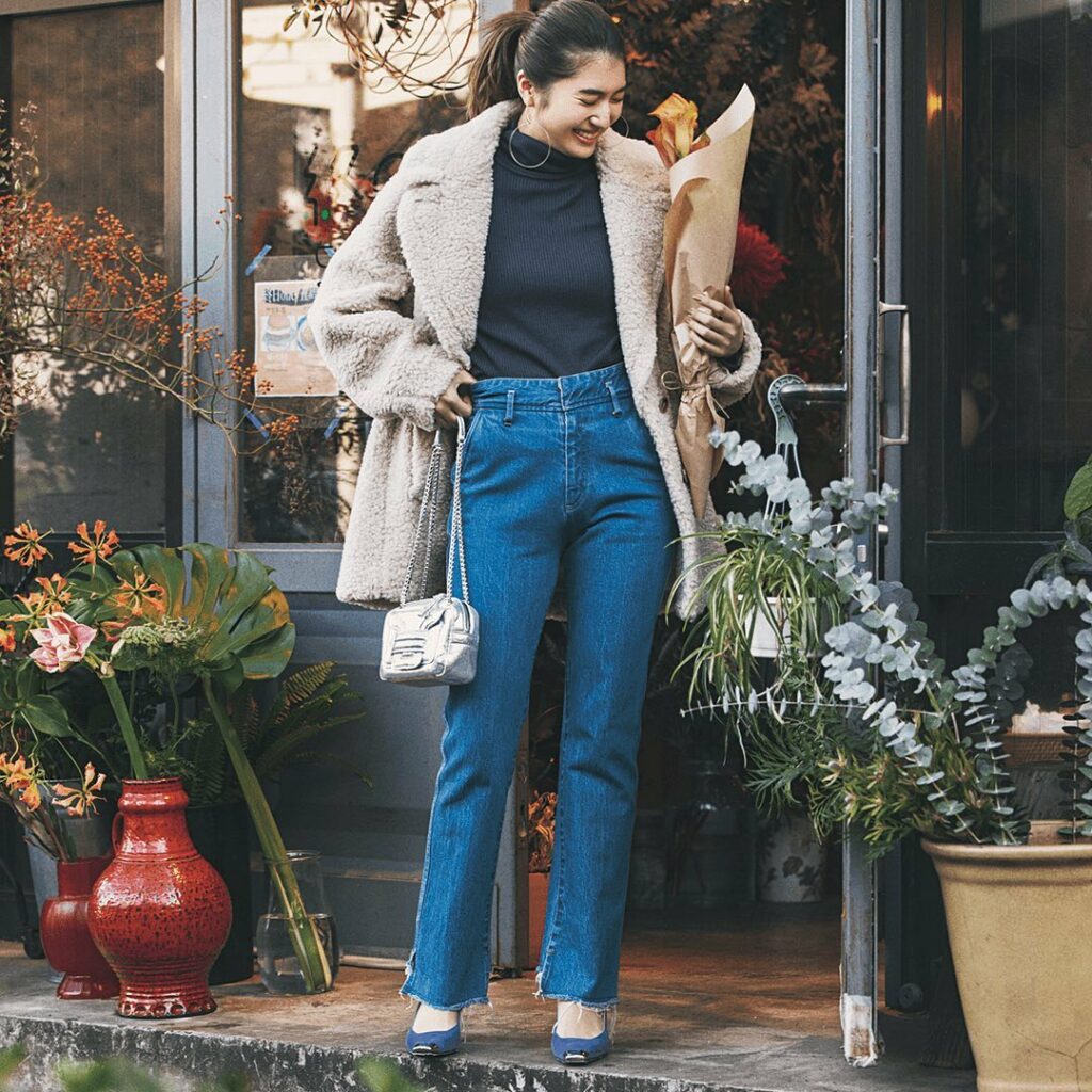 2月3日(水)、⁠⁠
着膨れしやすい「ボアコート」を着るなら、⁠⁠
トップス&ボトムスは極力シンプルを意識して。⁠⁠
⁠⁠
チャコールグレーのタートルニットに⁠