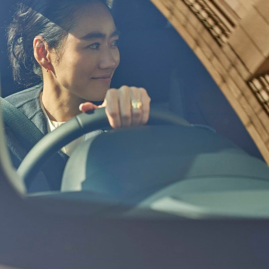 チームOggi withヤリクロ

スタイリスト・金子 綾さんの「車のある日常」の第二弾。
表参道での打ち合わせを終えた後、彼女が向かった先は自宅近くのスーパー