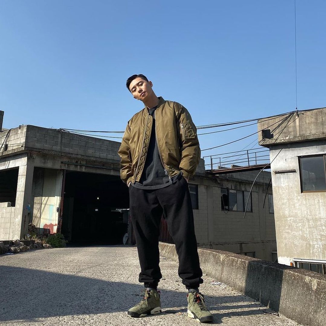 #ELLEfashion 身長185㎝の抜群のスタイルで着こなすストリートスタイルに、韓国では同姓からの支持も熱い俳優のパク・ソジュン今日は