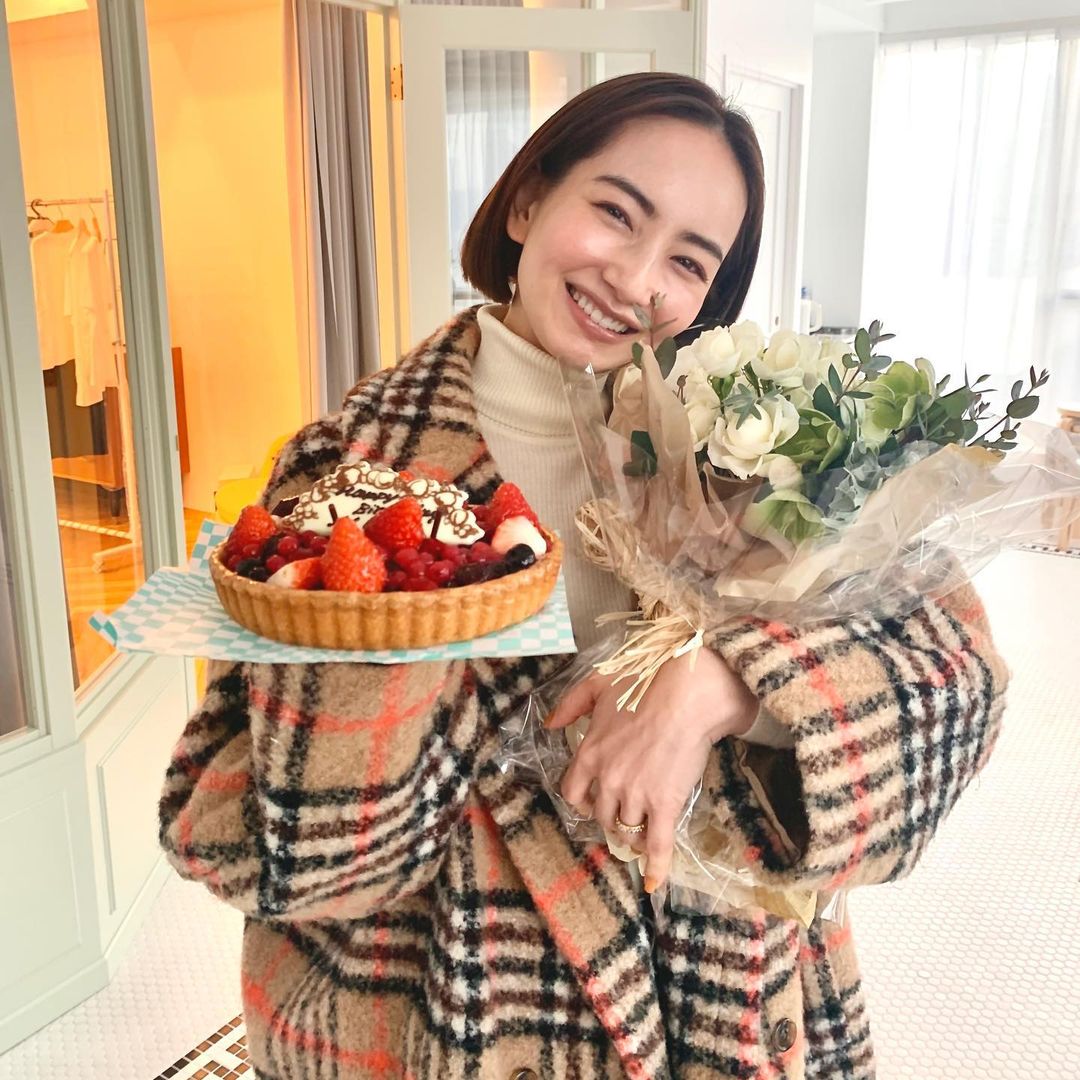 今日は舞ちゃんのお誕生日 先日の撮影後 ちょっと早いのですがお祝いしました サプライズの準備をしていたら 撮影前にスタジオの入り口で舞ちゃんにバッタリ Magmoe