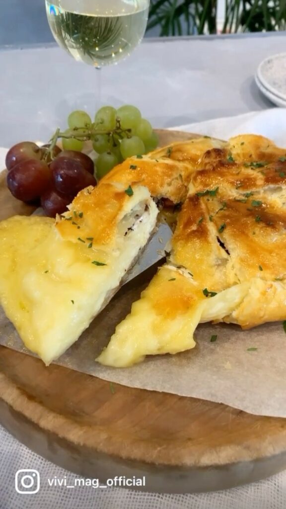 大好評の #viviカフェ バレンタインレシピ動画の第2弾をお届けします
お次は、チーズがとろけるカマンベール＆メープルベーコンパイ
カマンベールチーズやベーコ