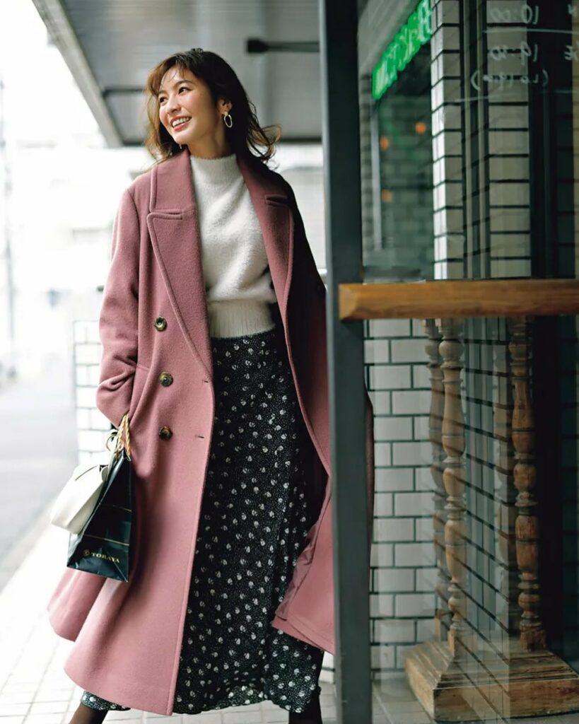 2月5日、今日の東京は晴れのち曇り。最高気温12度、最低気温1度の予報です（気象庁調べ・17時発表）。

夕方から曇り空に変わりそうな今日のコーデは、くすみピン