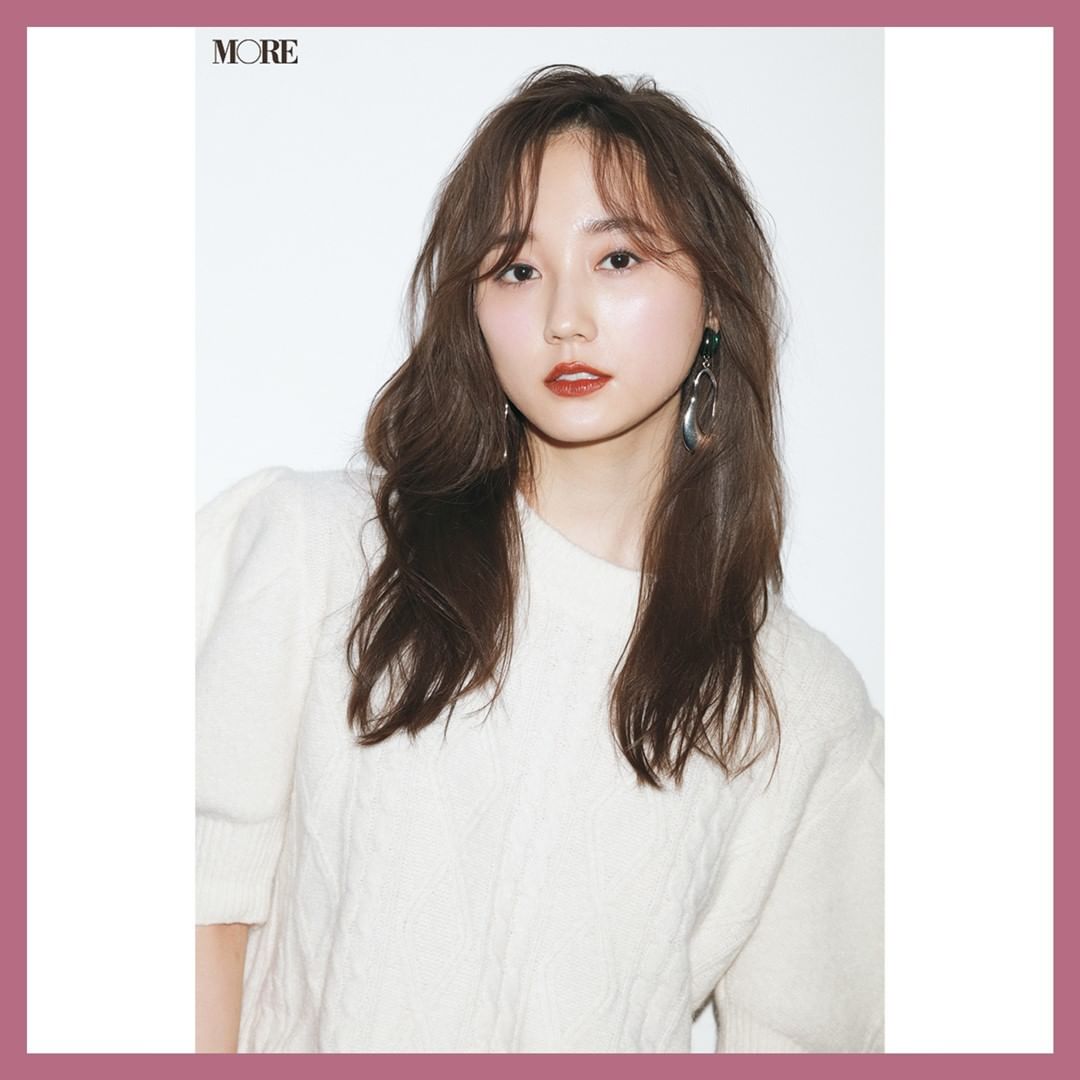Moreモデルのヘア 鈴木友菜は とろみロング ボリュームが出るよう 全体にレイヤーが ボトムに重みも残すことでスカスカに見えずまとまりも 顔まわりレ Magmoe Moreモデルのヘア 鈴木友菜は とろみロング ボリュームが出るよう 全体にレイヤーが ボトムに重みも残すことでスカスカに見えずまとまりも 顔まわりレ Magmoe