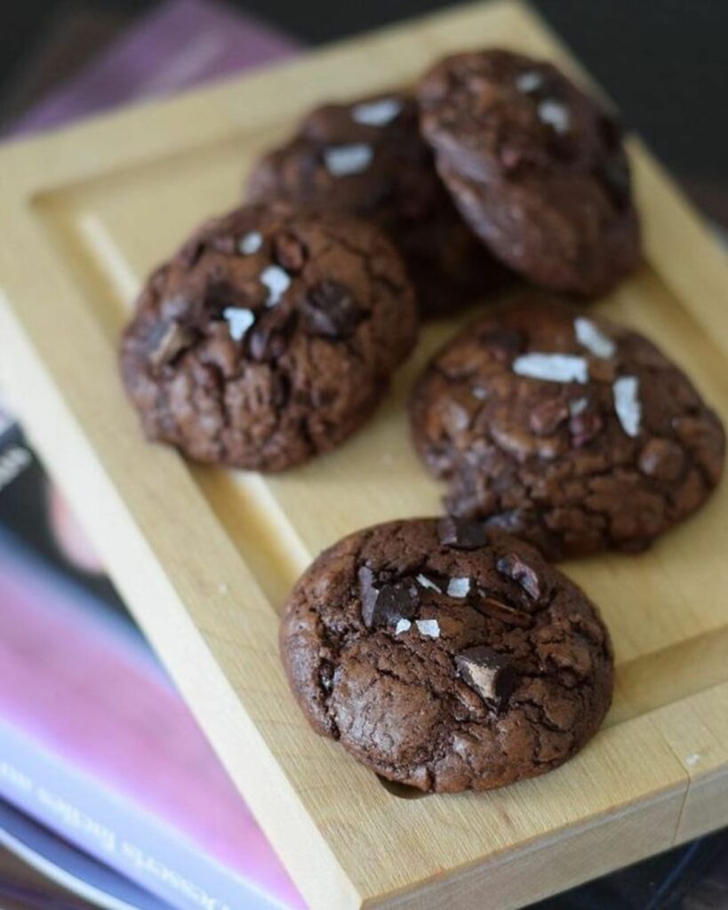 【#エルグルメレシピ 】ダークチョコレートを使った、ブラウニーのような濃厚でソフトな食感のクッキー週末に一度に作り置いたら、クッキージャーに保存して、おいし 【#エルグルメレシピ 】ダークチョコレートを使った、ブラウニーのような濃厚でソフトな食感のクッキー週末に一度に作り置いたら、クッキージャーに保存して、おいし