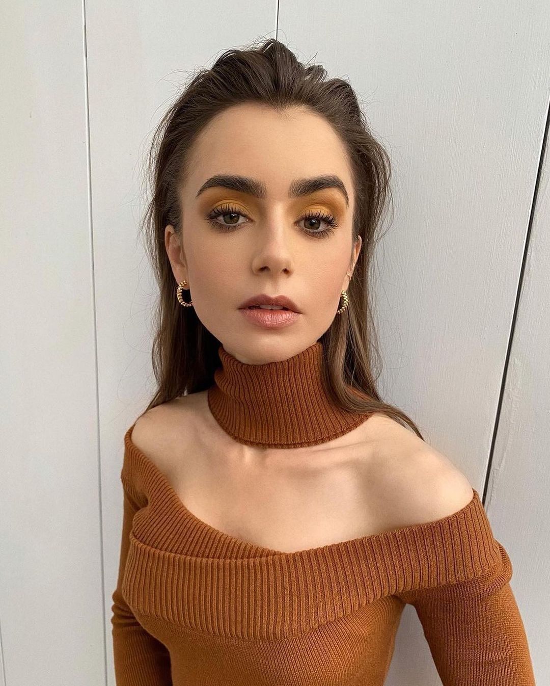 Ellebeauty 太い眉と大きな瞳が魅力的な女優 リリー コリンズあのオードリー ヘプバーンを彷彿とさせる可憐な雰囲気を持つリリーは 持ち前の透明感でガー Magmoe Ellebeauty 太い眉と大きな瞳が魅力的な女優 リリー コリンズあのオードリー ヘプバーンを彷彿とさせる可憐な雰囲気を持つリリーは 持ち前の透明感でガー Magmoe