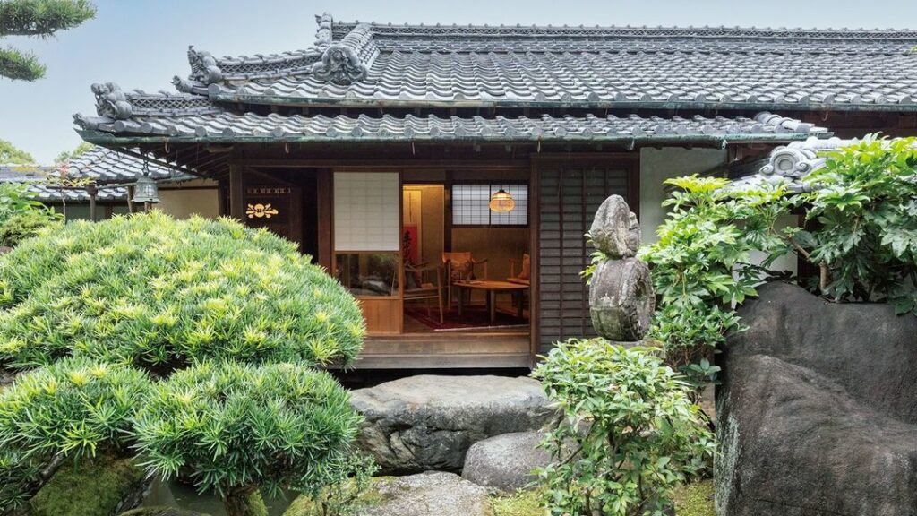 【発売中！ #物語のあるホテルへ】⠀
全国の歴史的建造物や集落を宿泊施設として蘇らせる地方創生プロジェクト。これまでに24軒の宿を展開。写真は #奈良 に開業し