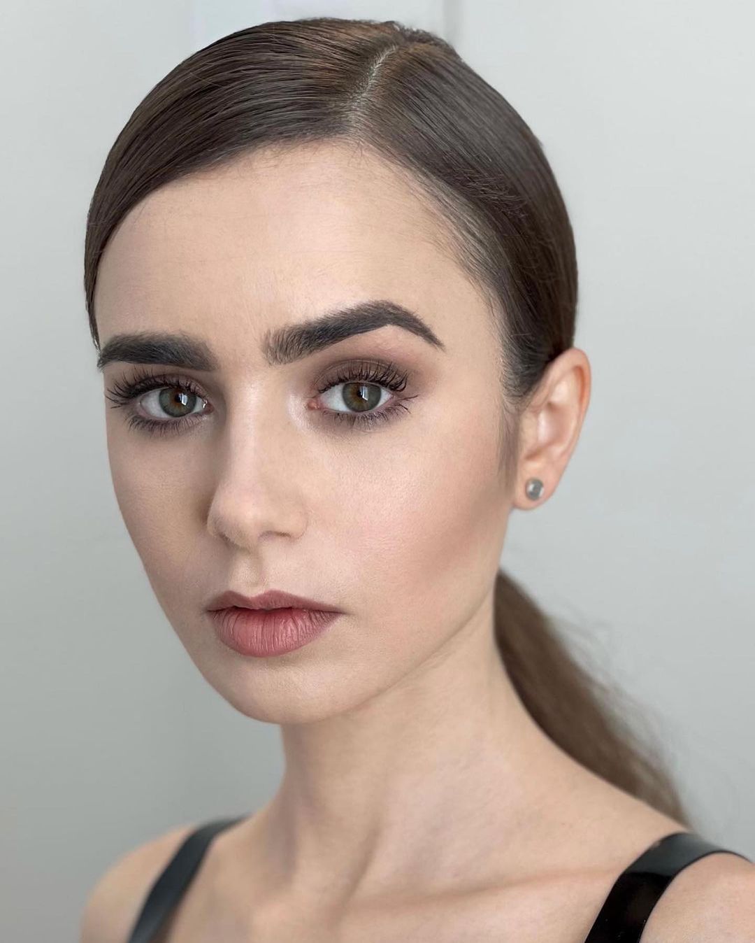 Ellebeauty 太い眉と大きな瞳が魅力的な女優 リリー コリンズあのオードリー ヘプバーンを彷彿とさせる可憐な雰囲気を持つリリーは 持ち前の透明感でガー Magmoe