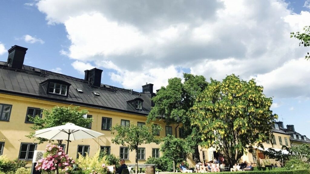 湖のロケーションが最高！ ストックホルム・ シェップスホルメン島の横長ホテル #ホテルについてひとり言⠀⠀
⠀⠀
ホテルは元々、1699年にスウェーデン王国海軍