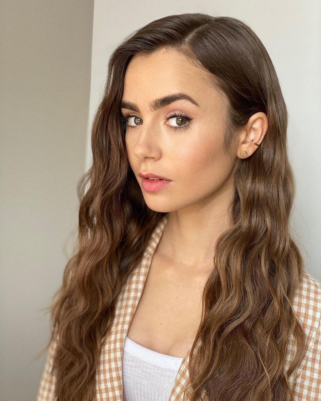 Ellebeauty 太い眉と大きな瞳が魅力的な女優 リリー コリンズあのオードリー ヘプバーンを彷彿とさせる可憐な雰囲気を持つリリーは 持ち前の透明感でガー Magmoe