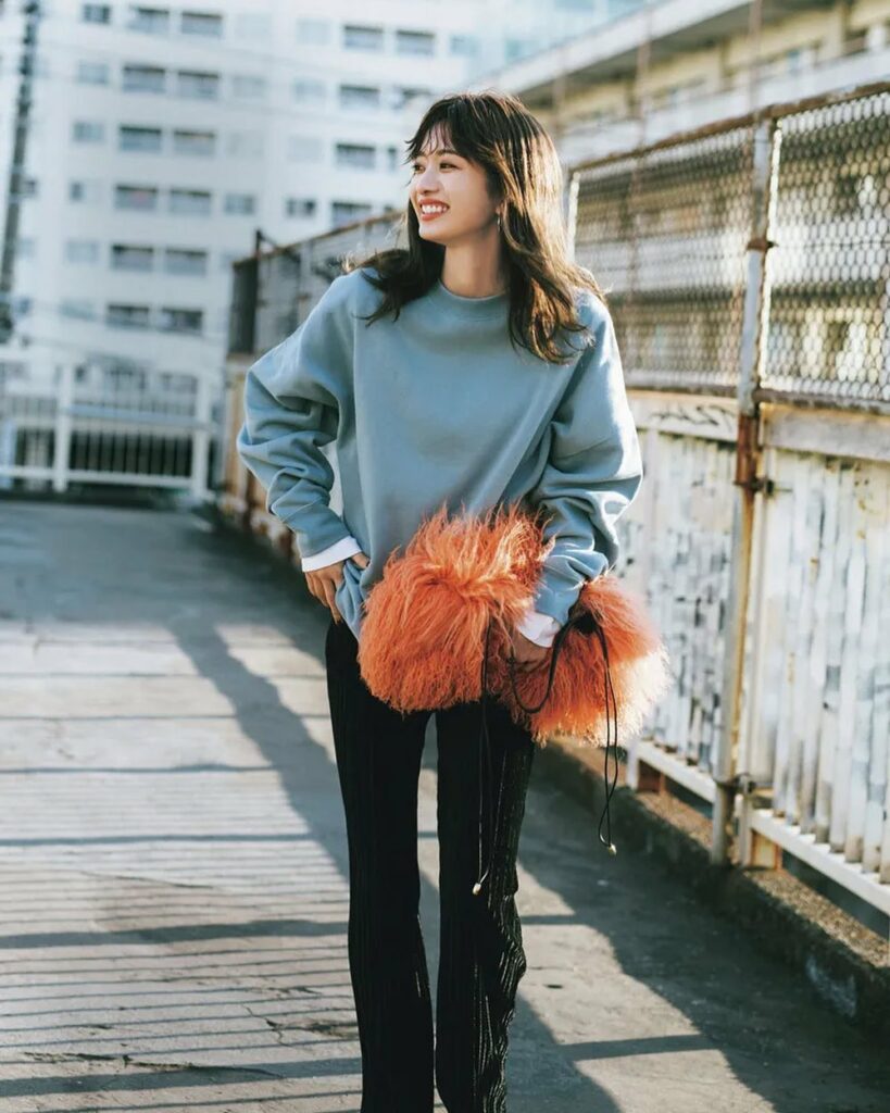 2月15日、今日の東京は曇りのち雨。最高気温13度、最低気温10度の予報です（気象庁調べ・17時発表）。

穏やかな気温が続くものの、雨がぱらつきそうな今日のコ