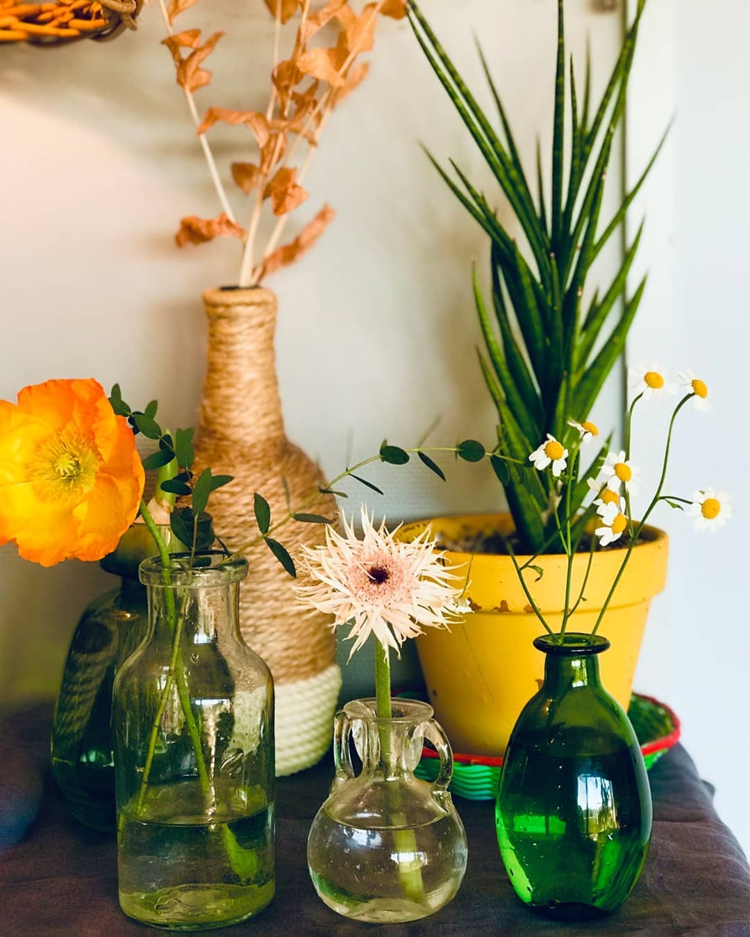 Editor S Okini そろそろ花やグリーンを部屋に飾るのが楽しくなってくる季節が到来 Elleエディターたちはどんな花器にどんな花を生けて部屋を彩っ Magmoe