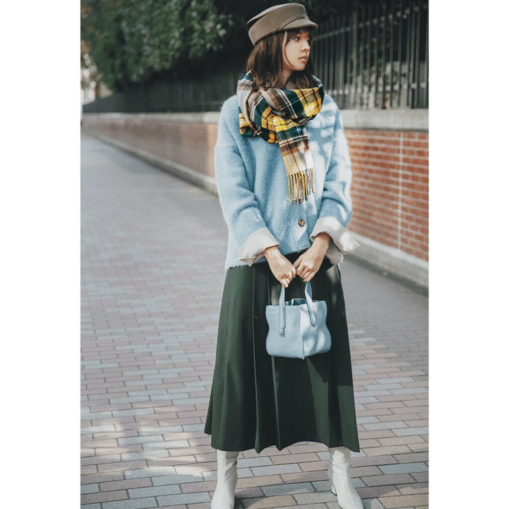 2月28日(日)、⁠⁠
難易度が高そうな「カラー×カラー」コーデは、⁠⁠
キレイ色×アースカラーでまとめるのがポイントです。⁠⁠
⁠⁠
一見派手なチェック柄スト