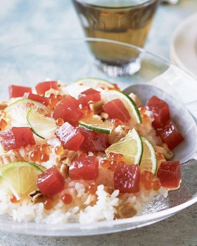 【#エルグルメレシピ 】鮮やかな海鮮ちらしは、ライムを添えるだけで、フレッシュな印象にアップデートまぐろをしょうゆとオリーブオイルであえることにより、風味豊 【#エルグルメレシピ 】鮮やかな海鮮ちらしは、ライムを添えるだけで、フレッシュな印象にアップデートまぐろをしょうゆとオリーブオイルであえることにより、風味豊