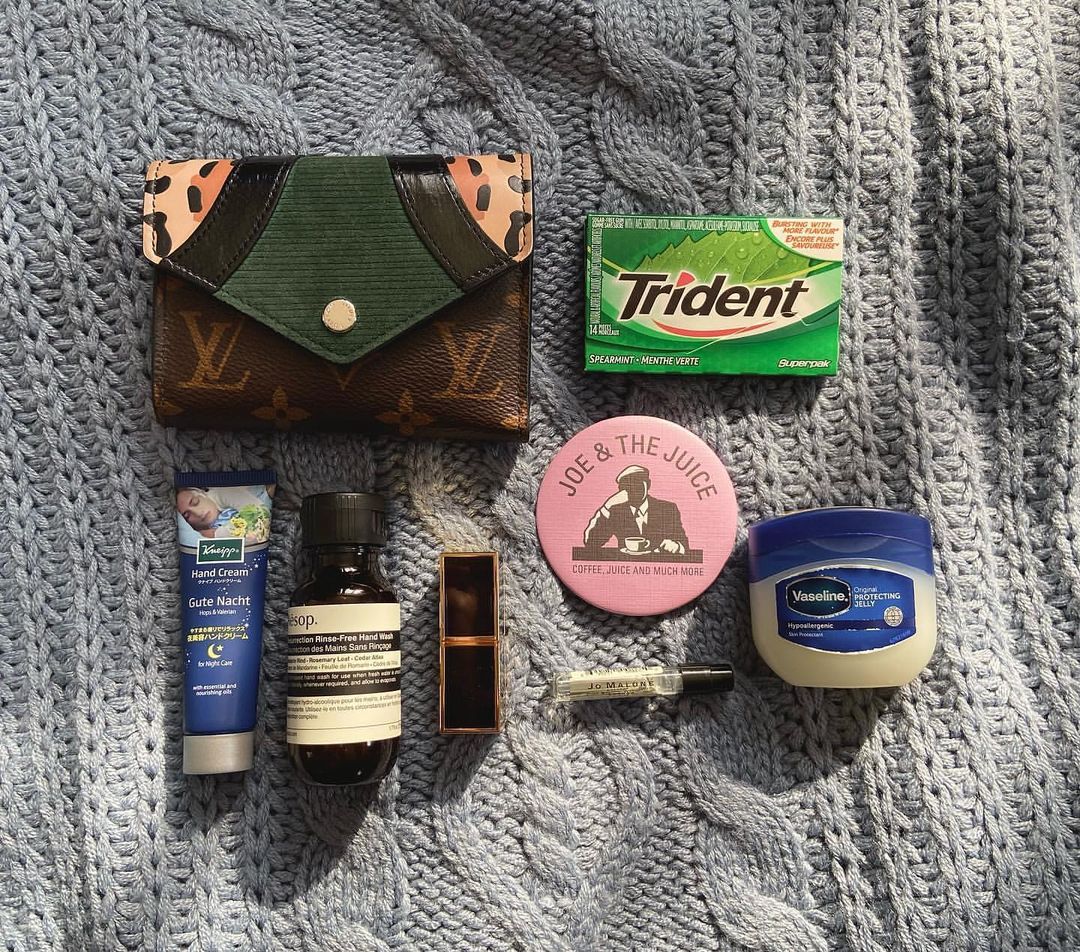 What S In My Bag ミニバッグがトレンドの今 みんなはどんなものを持ち歩いてる ミニサイズのコスメやハンドクリームなら 小さめバッグでもしっか Magmoe What S In My Bag ミニバッグがトレンドの今 みんなはどんなものを持ち歩いてる ミニサイズのコスメやハンドクリームなら 小さめバッグでもしっか Magmoe