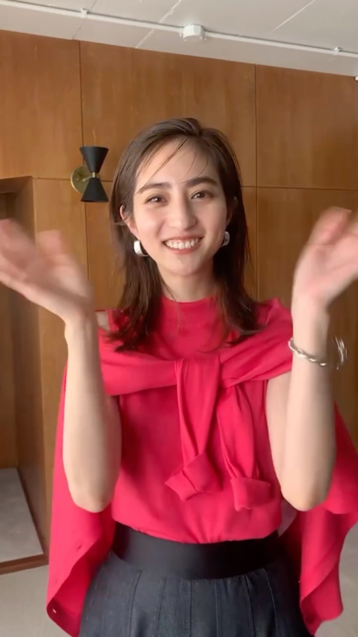 4月号では先月に引き続き 堀田茜さんが登場 色とりどりのアンサンブルニットを 着こなしていただきました 撮影の裏側はこんな感じで和気藹々 Cla Magmoe