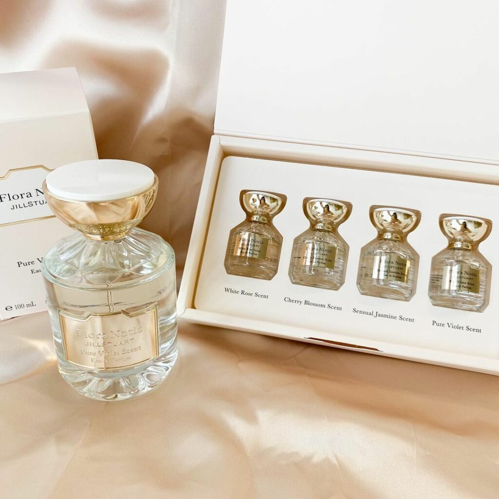 #フローラノーティスジルスチュアート から、春のフレグランスが登場3/5発売。

やさしく上品に広がる香りがで人気のフローラノーティス　ジルスチュアート。
今回