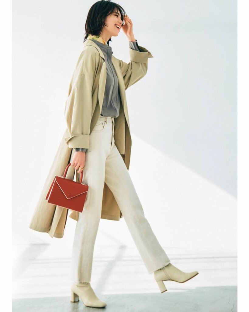 3月9日（火）
デニムとはいえカジュアルになりすぎないエクリュカラーや、脚をすっと長く見せる細身のストレートシルエットならオフィスシーンにも十分対応。ベージュや