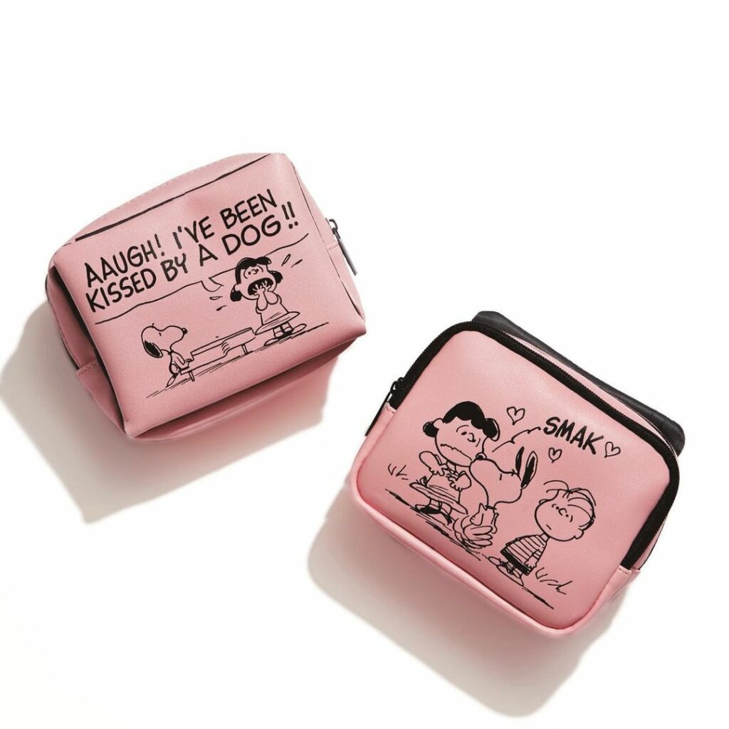 sweet4月号セブンイレブン限定・増刊号の付録は収納力抜群！ダブルジップ
4ポケットポーチ

ポーチの両面に描かれたメッセージ入りのコミカ