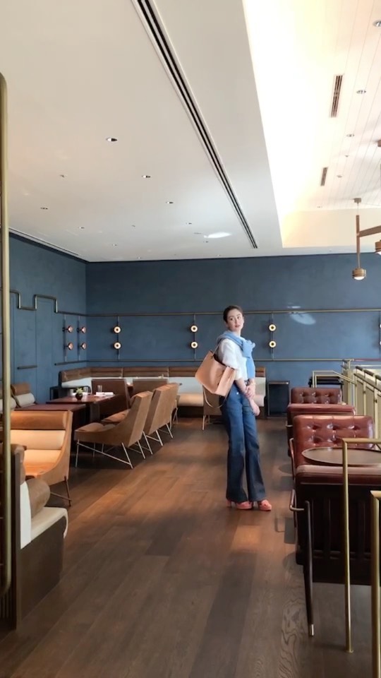 4月号「COACH」の撮影中のオーちゃん
このトートバッグ、軽くてA4サイズで使い勝手抜群！
春はこんな明るい色のバッグがほしくなります

@audrey_ay