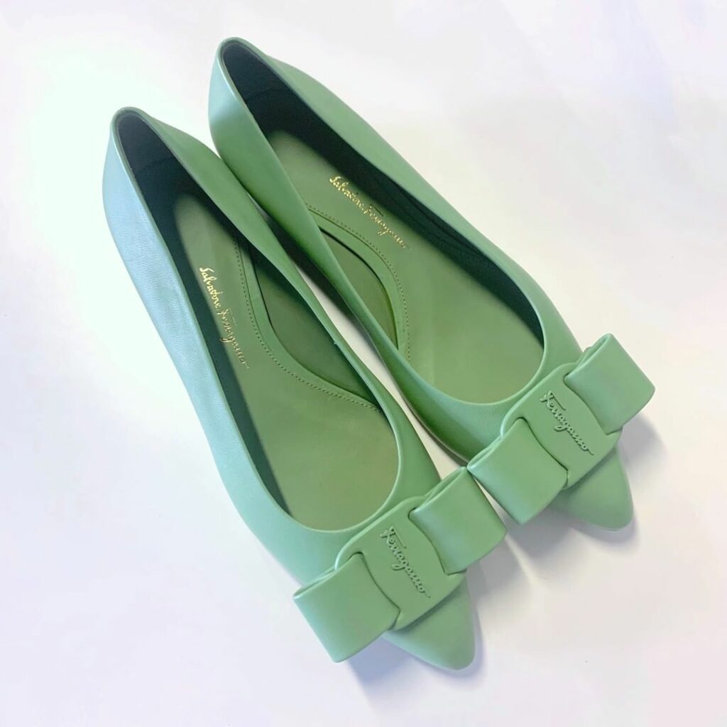 Salvatore Ferragamoの人気シューズVIVAに春らしい新色が登場していますこんなロマンティックなパンプスを履いたら、足取りも軽くなりそうですね（