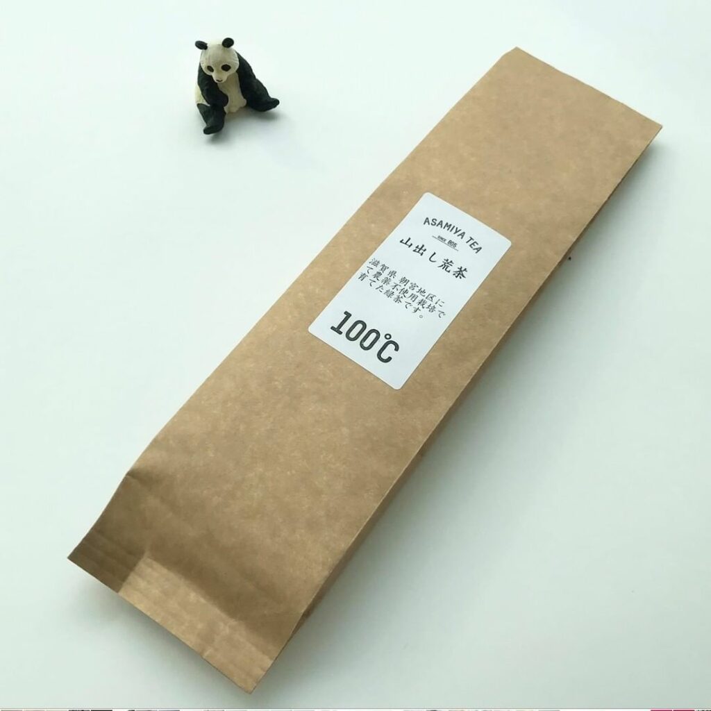 様々な苦労の末、信念を持って農薬不使用で栽培している #かたぎ古香園 のASAMIYA TEA。「山出し荒茶」という名前からなんとなく野趣溢れるイメージを抱きま