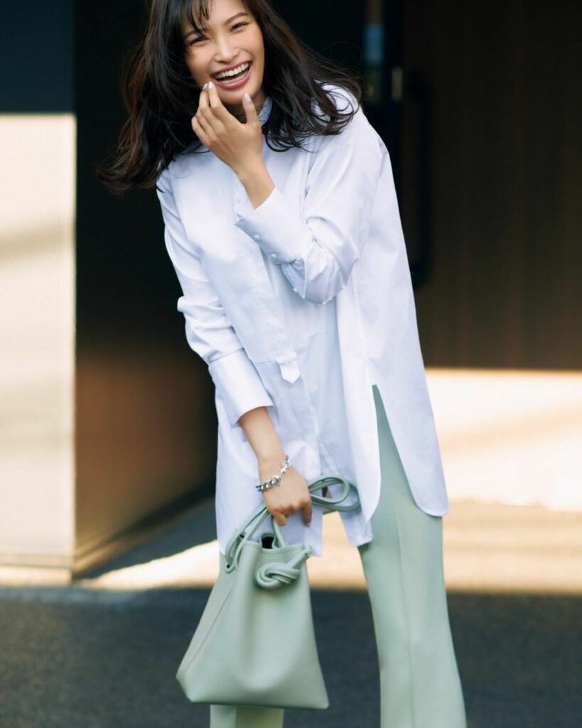 3月11日（木）
定番の白シャツは、首が詰まったバンドカラーやオーバーサイズといった旬デザインで更新！ 清潔感あふれるクリーンさは誰からも好感を持たれること間違